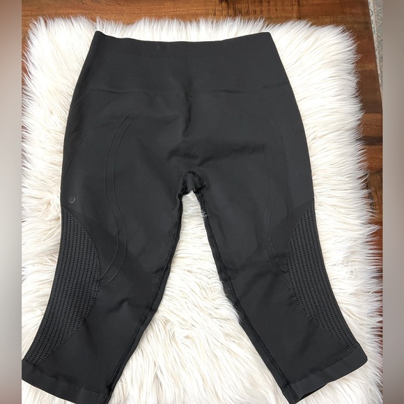 Lululemon In the Flow Crop II Black Leggings Size 10 Ribbed Seamless Yoga - Picture 1 of 4